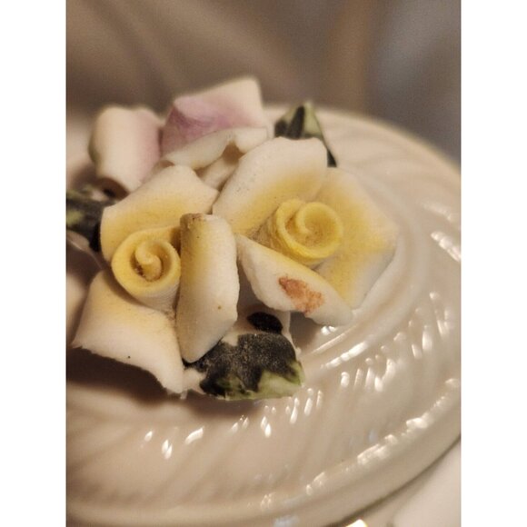Vintage Ceramic Mini Trinket Box Applied Rose Buds on Lid White W/ Gold Trim - Picture 4 of 6